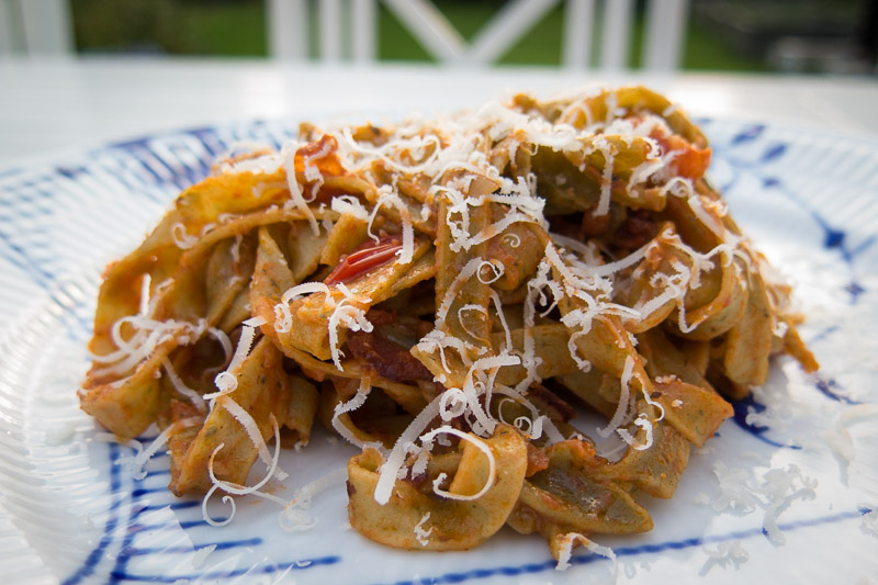 Chilipasta med bacon og tomater