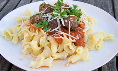 Kødboller med chorizo og krydret tomatsovs